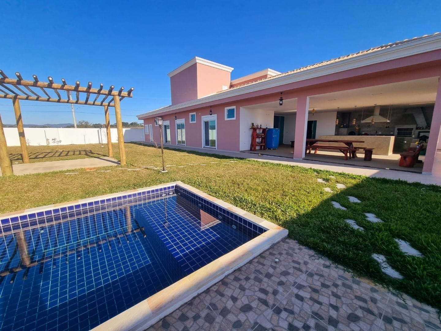 Casa de Condomínio à venda e aluguel com 3 quartos, 300m² - Foto 3