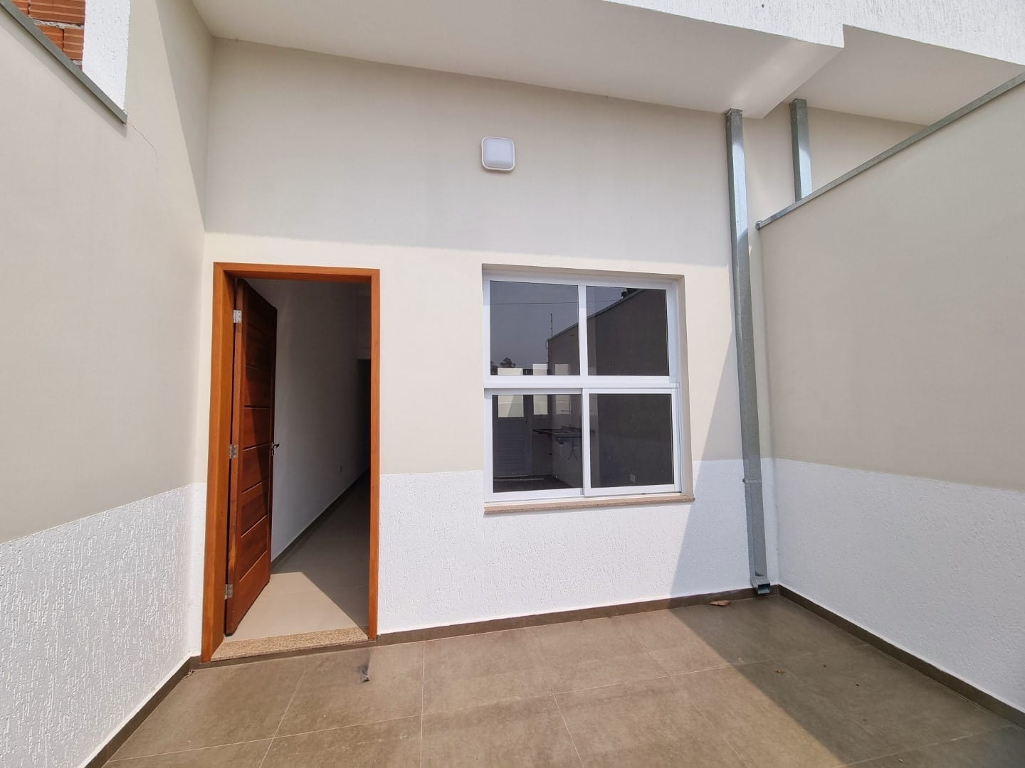 Casa à venda com 2 quartos, 72m² - Foto 1