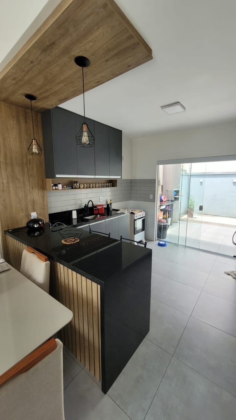 Casa à venda com 3 quartos, 98m² - Foto 1