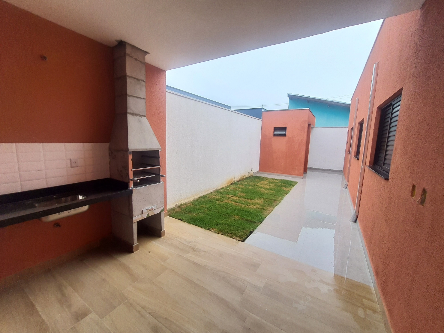 Casa à venda com 3 quartos, 100m² - Foto 1