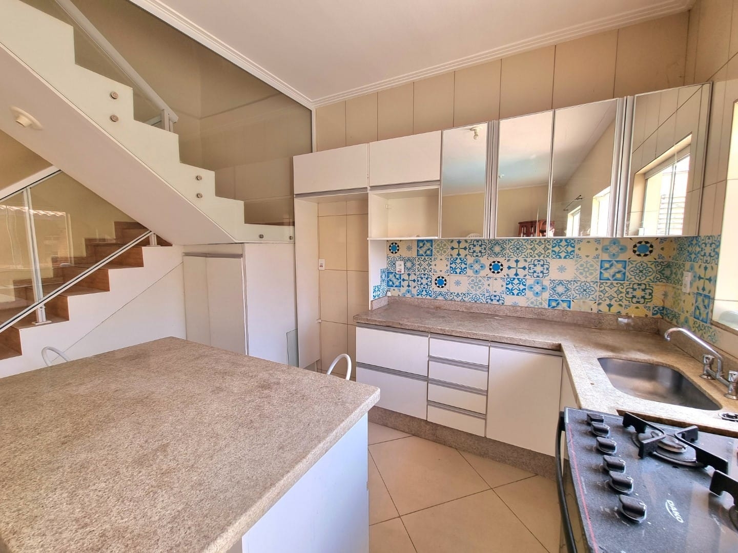Sobrado à venda com 3 quartos, 220m² - Foto 1