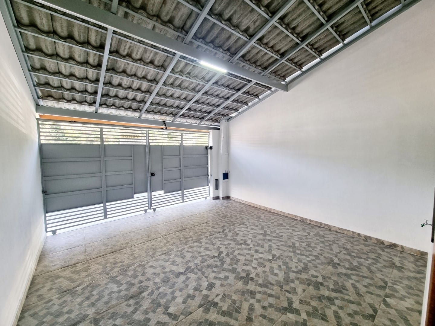 Casa à venda com 3 quartos, 98m² - Foto 2