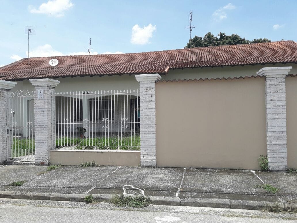 Casa à venda com 4 quartos, 360m² - Foto 1