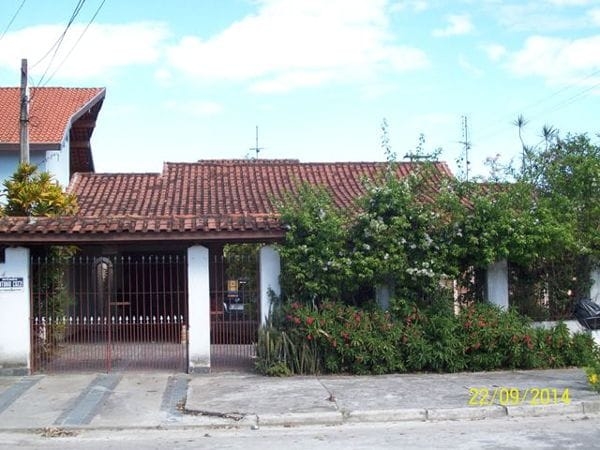 Casa à venda com 3 quartos, 231m² - Foto 1