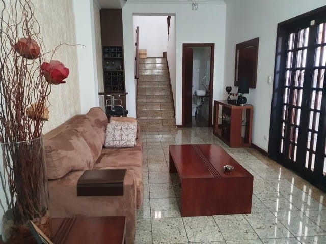 Sobrado à venda com 3 quartos, 236m² - Foto 1