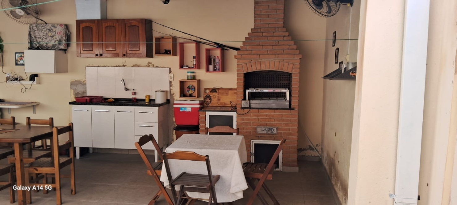 Casa à venda com 3 quartos, 217m² - Foto 1