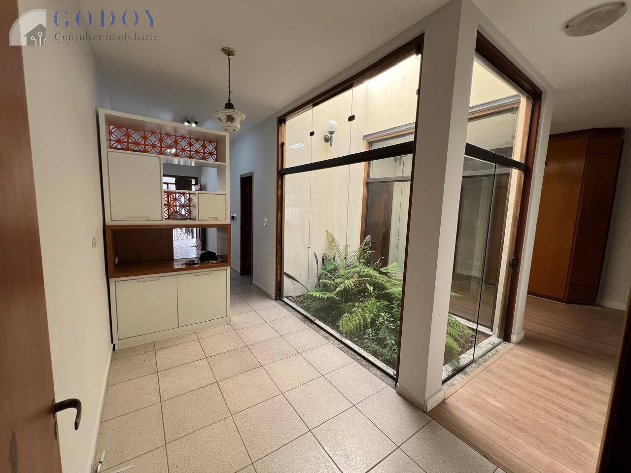 Casa para alugar com 4 quartos, 280m² - Foto 4